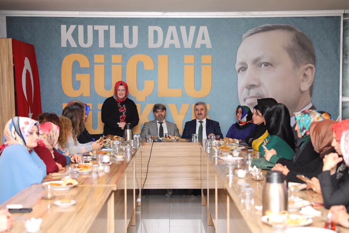 Başkan Baran, AK Parti Körfez Kadın Kolları\'nın Toplantısına Katıldı