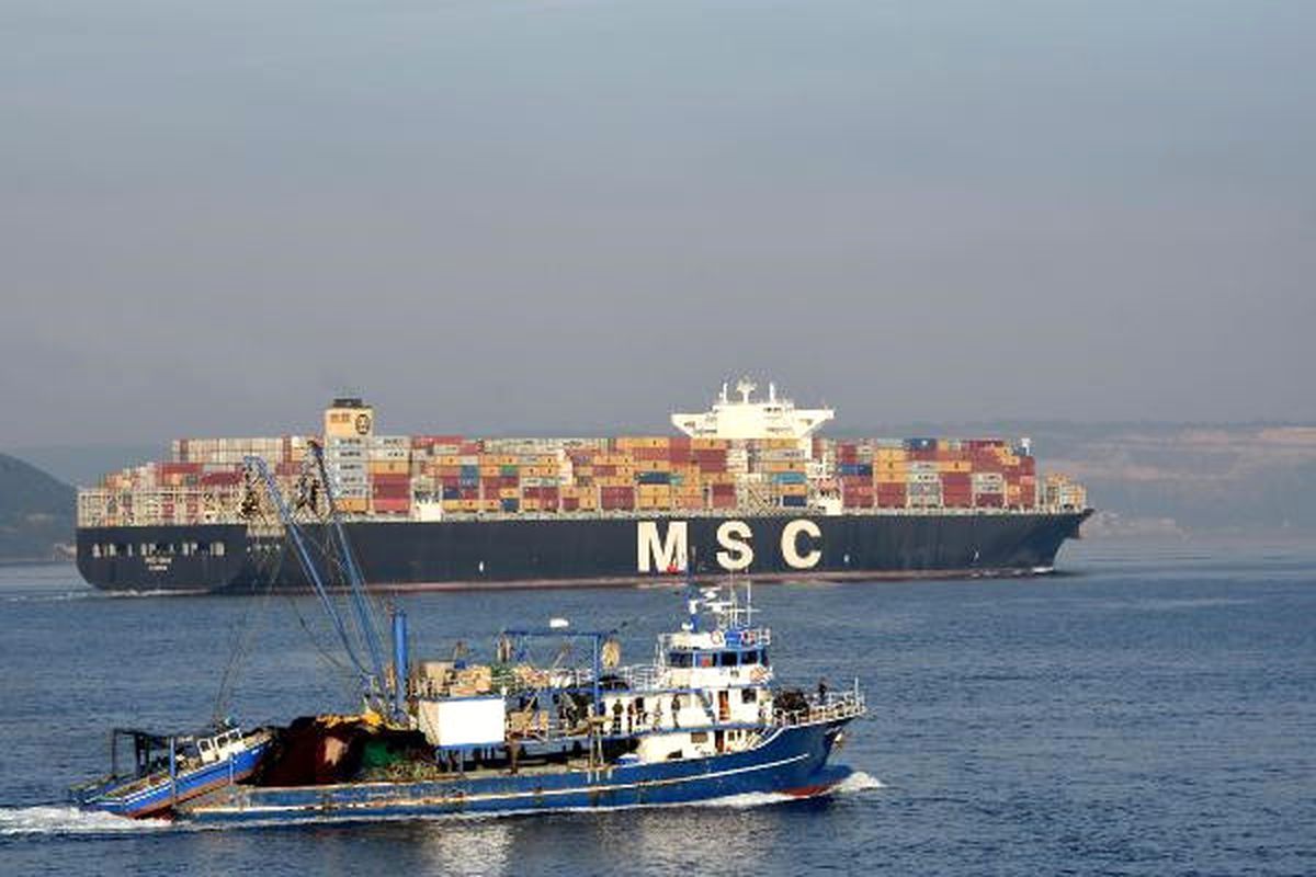 Çanakkale Boğazı\'ndan Dev Konteyner Gemisi Geçti