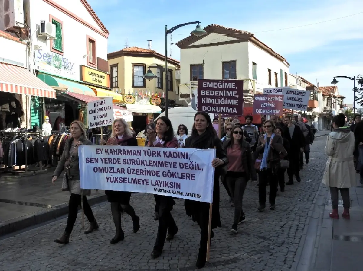 Çeşme\'de Kadınlar Şiddete Karşı Yürüdü