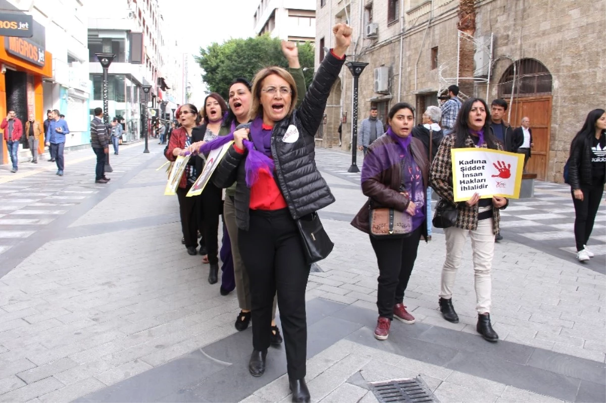 CHP\'li Kadınlar, Şiddete Karşı Mor Zincir Oluşturdu