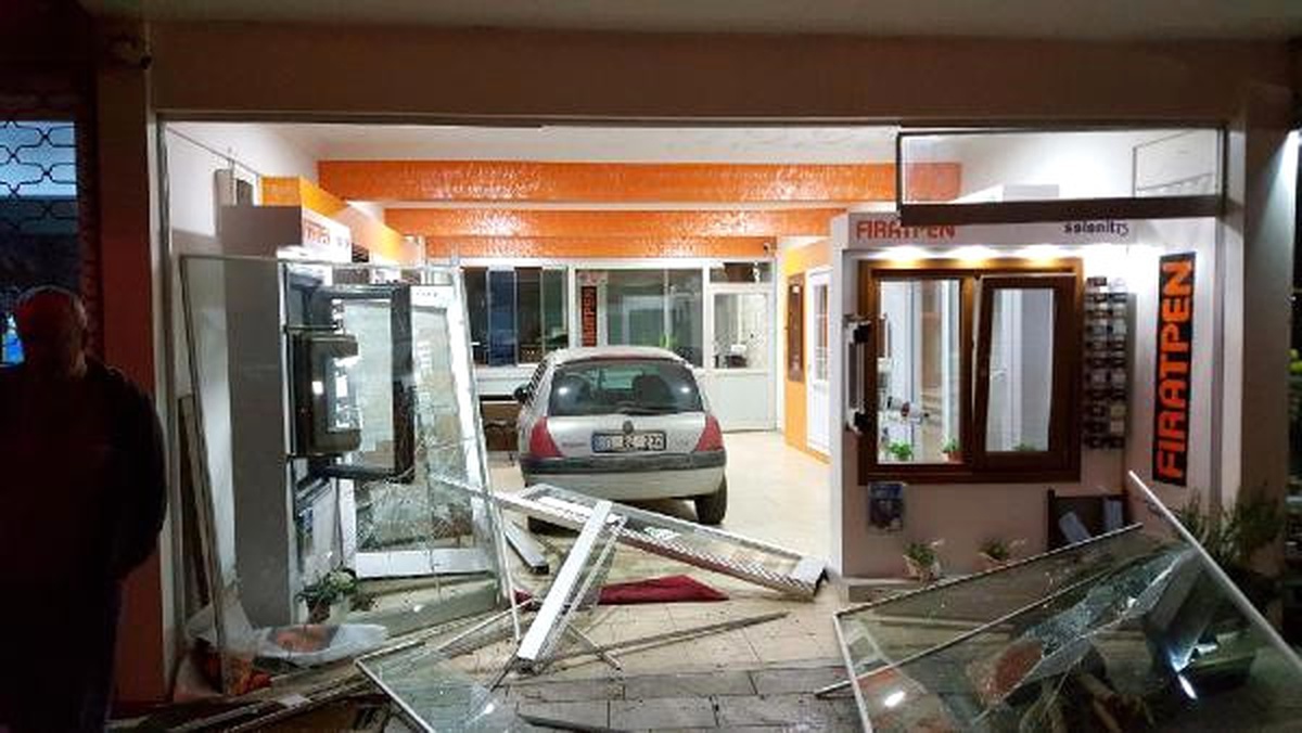 Düzce\'de Otomobil İşyerine Girdi