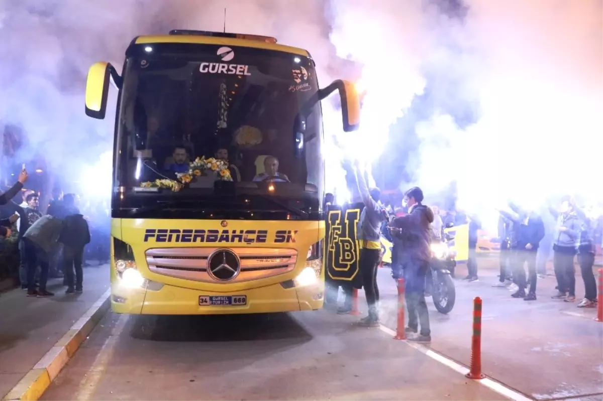 Fenerbahçe\'ye Antalya\'da Coşkulu Karşılama