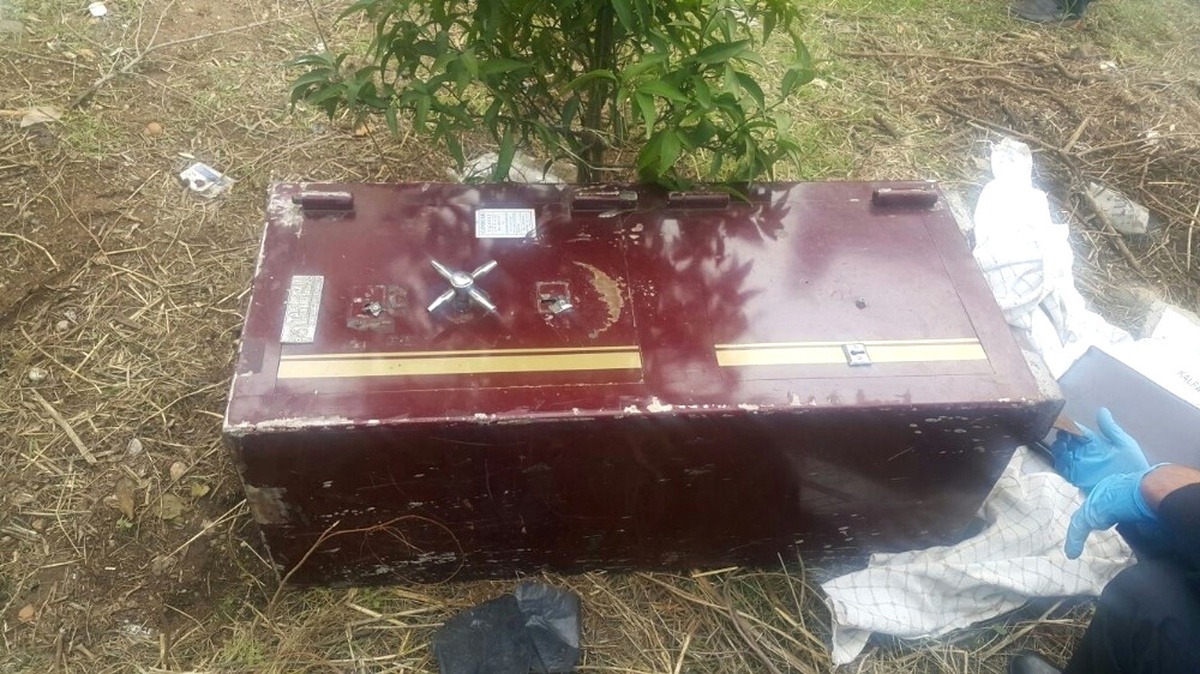 Hırsızlar Kasayı Çaldı Serveti Alamadan Bahçeye Attı