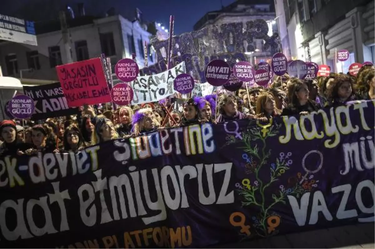 Kadınlar, İstiklal Caddesi\'nde Kadına Şiddeti Protesto Etti