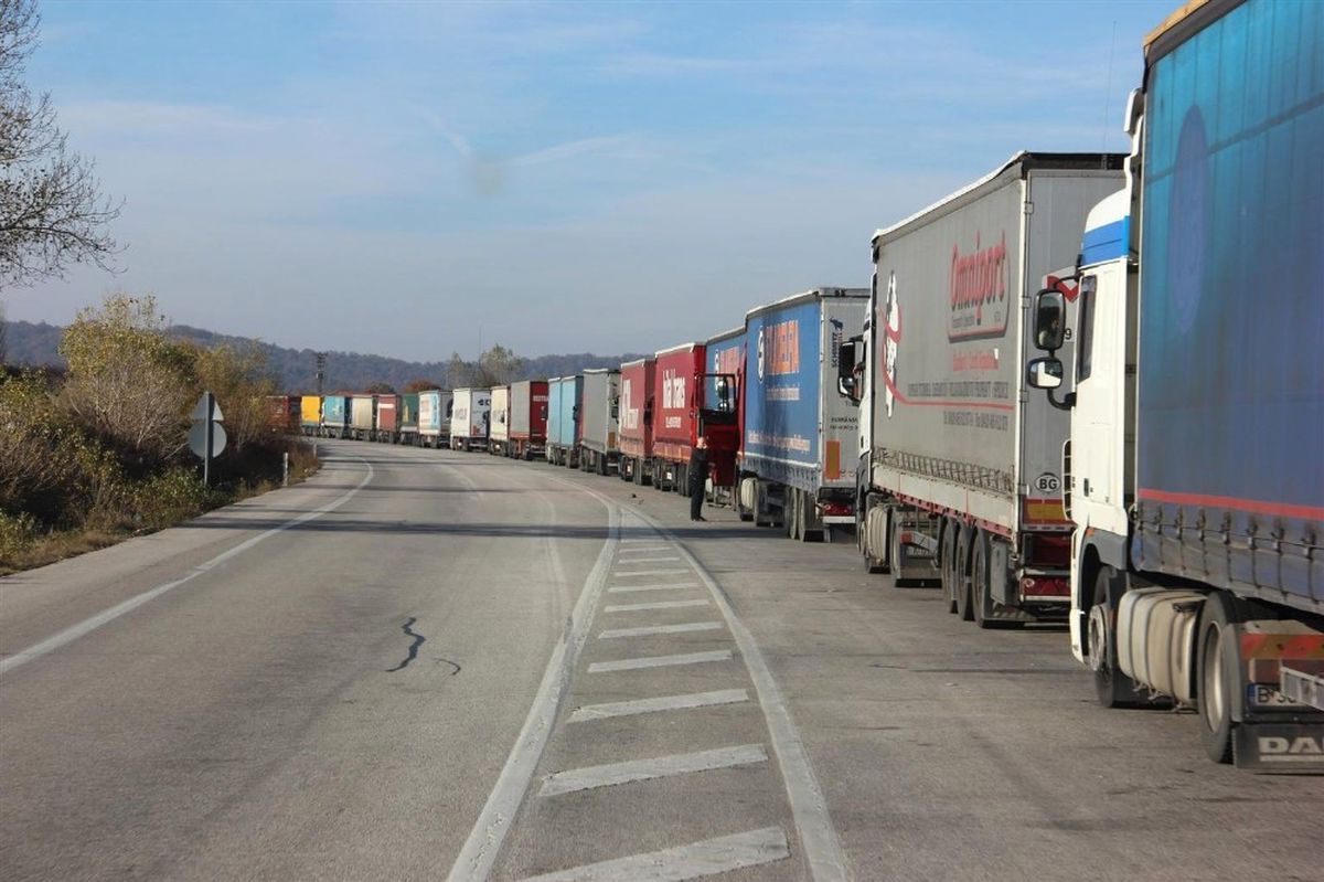Kapıkule\'de 15 Kilometre Tır Kuyruğu
