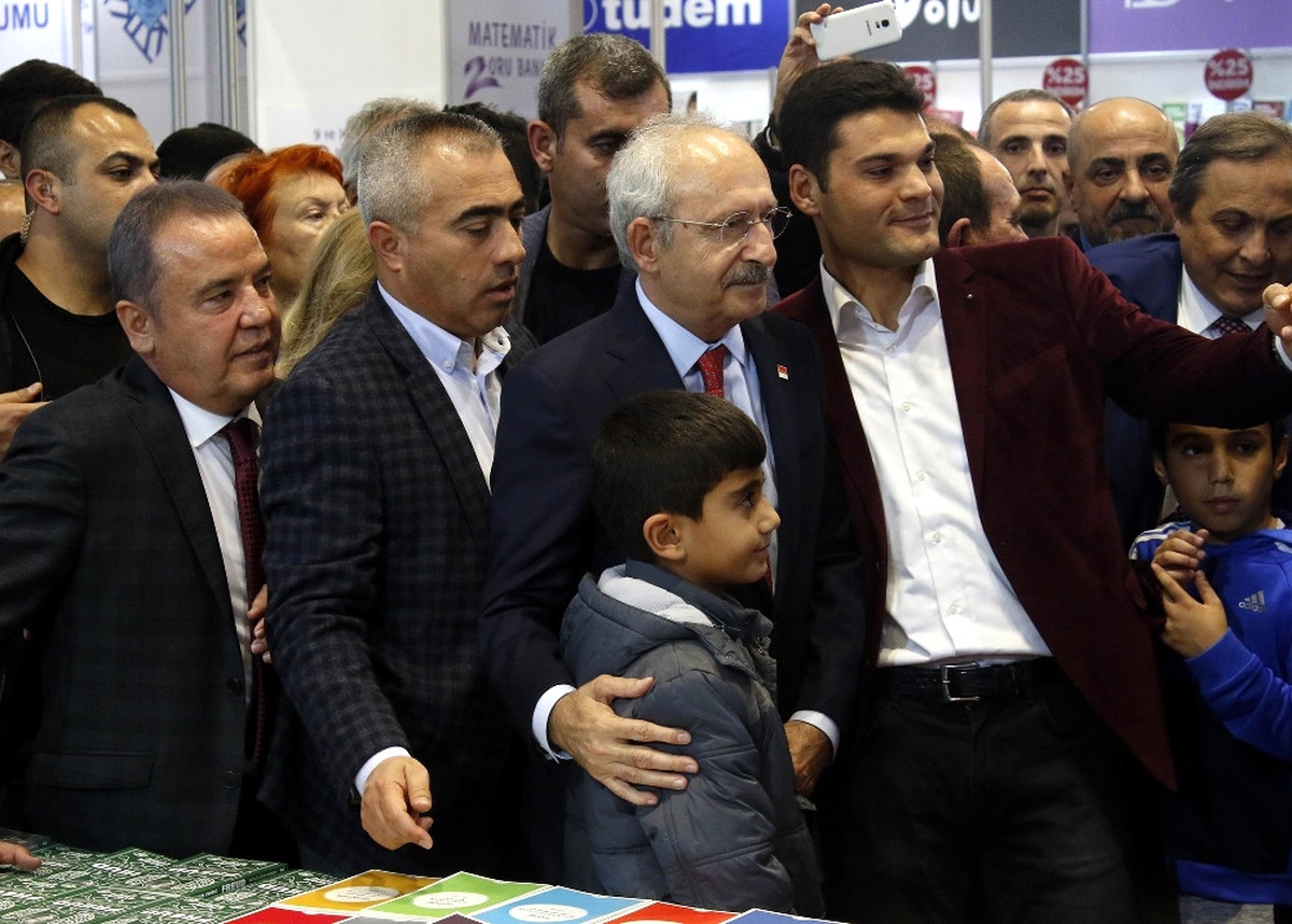 Kılıçdaroğlu, Konyaaltı Kitap Fuarı\'nı Gezdi