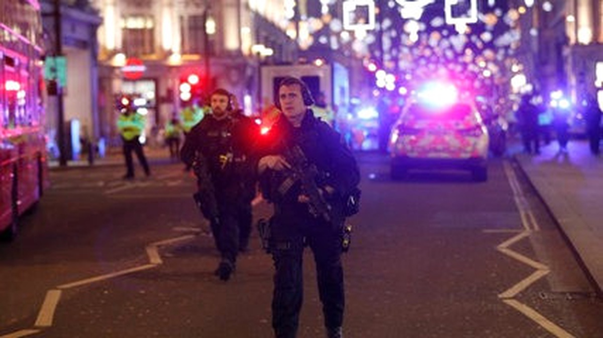 Londra\'da Metro İstasyonları Yeniden Hizmete Açıldı