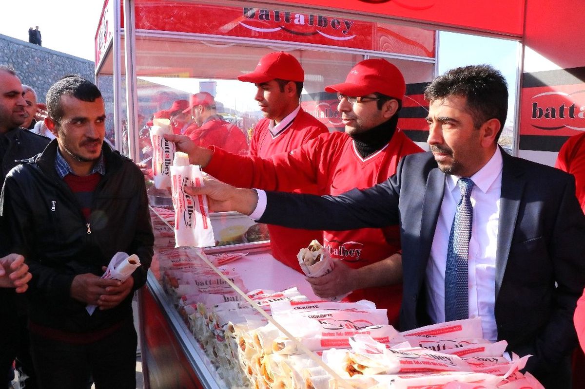 Malatya Stadyumu\'nda 27 Bin 44 Çiğ Köfte Dağıtıldı