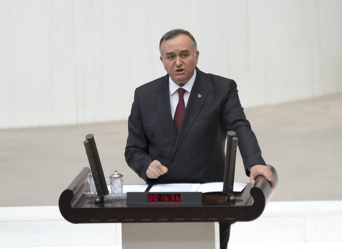 MHP\'li Akçay\'dan Davutoğlu ve Arınç\'a Eleştiri