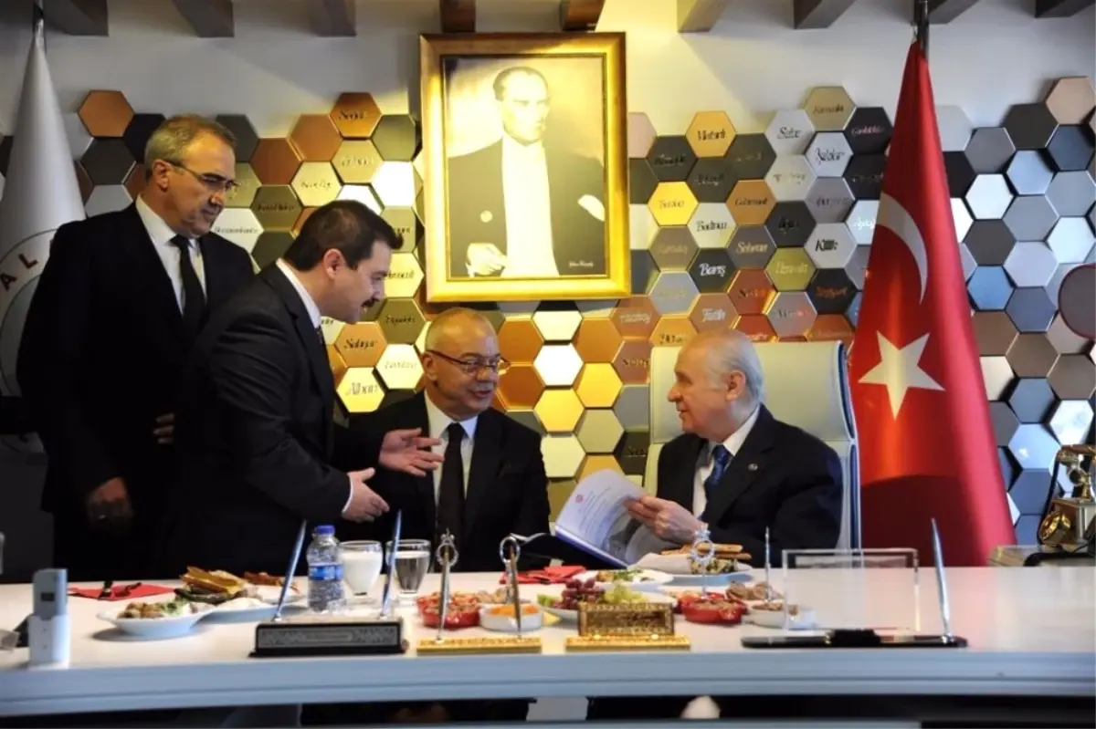 MHP\'li Öztürk, Yerli Otomobil Raporunu Bahçeli\'ye Sundu