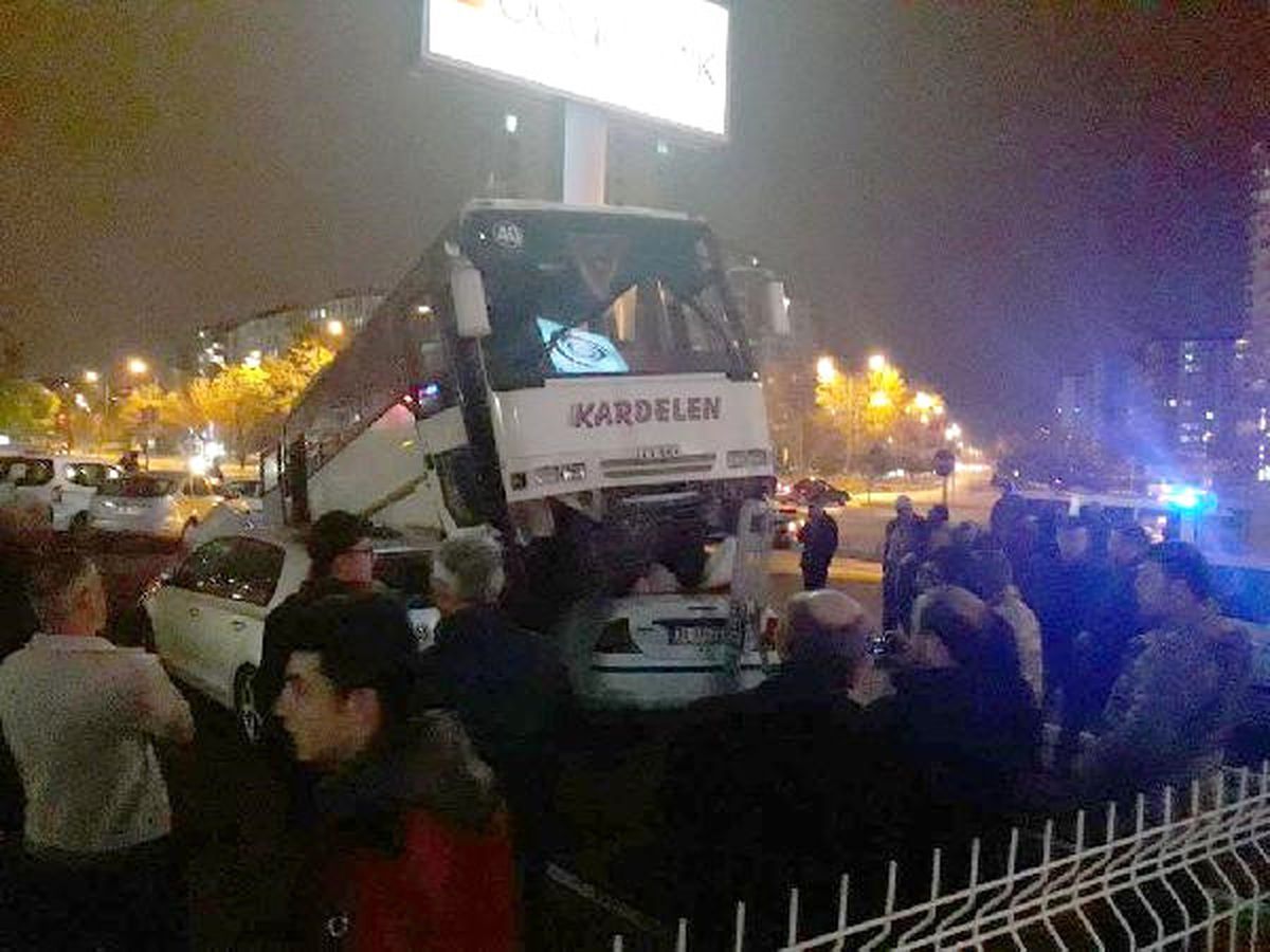 Minibüs 2 Otomobili Ezerek Üstüne Çıktı