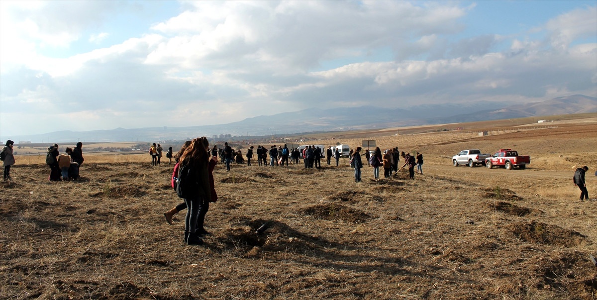 Öğrenciler Öğretmenleri İçin Fidan Dikti