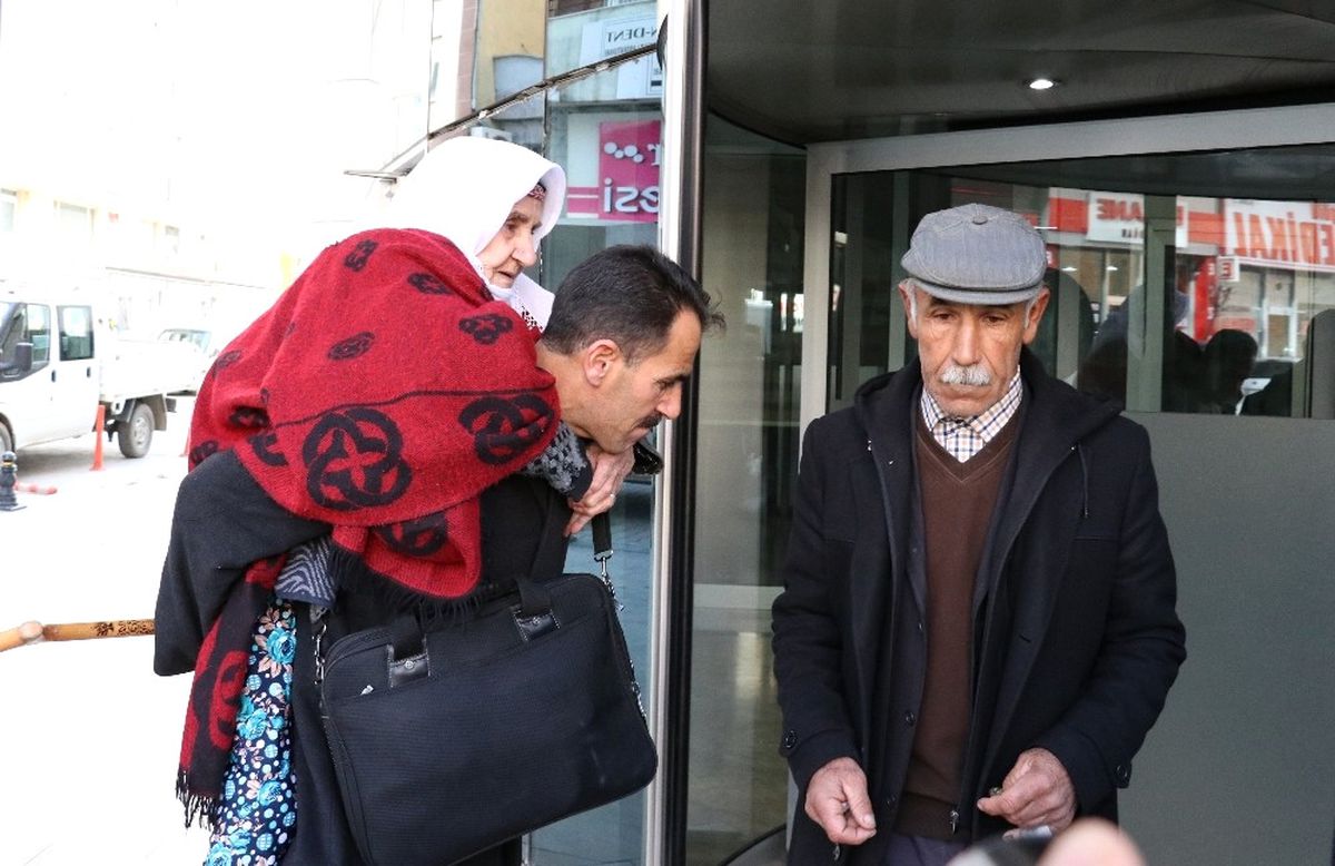 Vefalı Evlat 17 Yıldır Annesini Sırtında Taşıyor