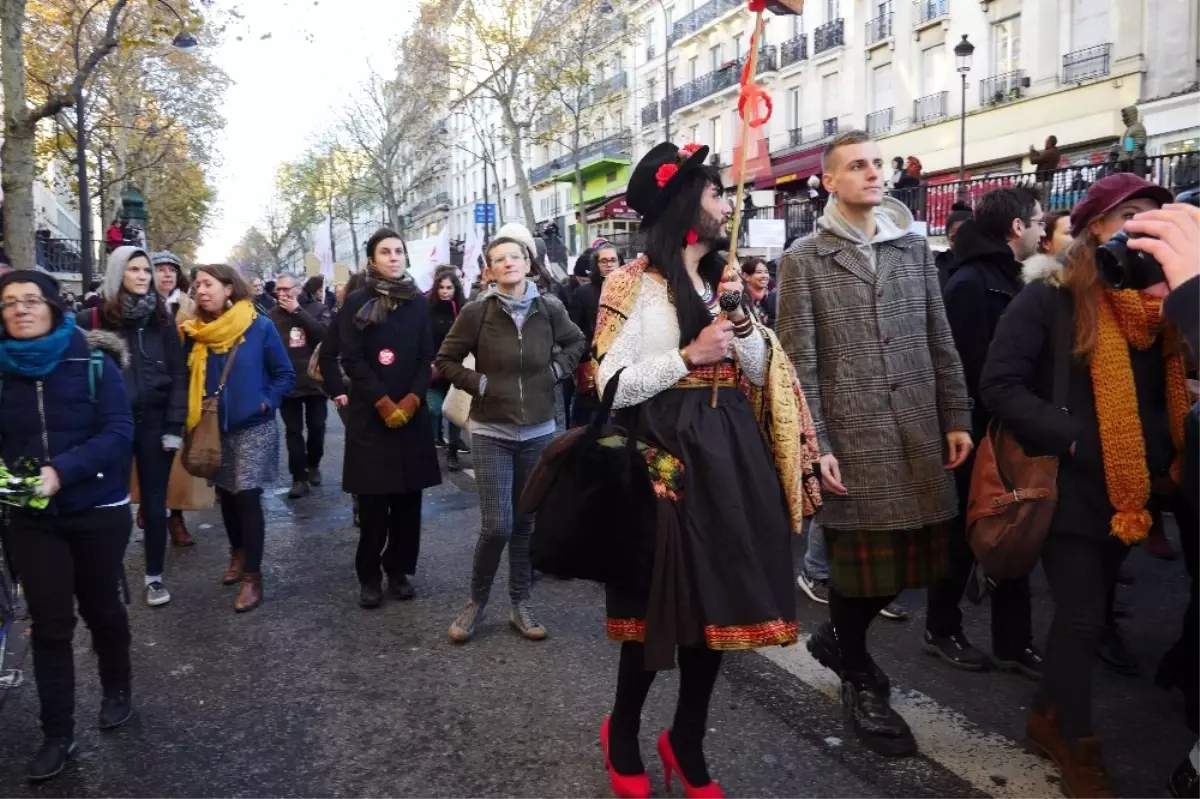 Paris\'te Kadına Yönelik Şiddet Protesto Edildi