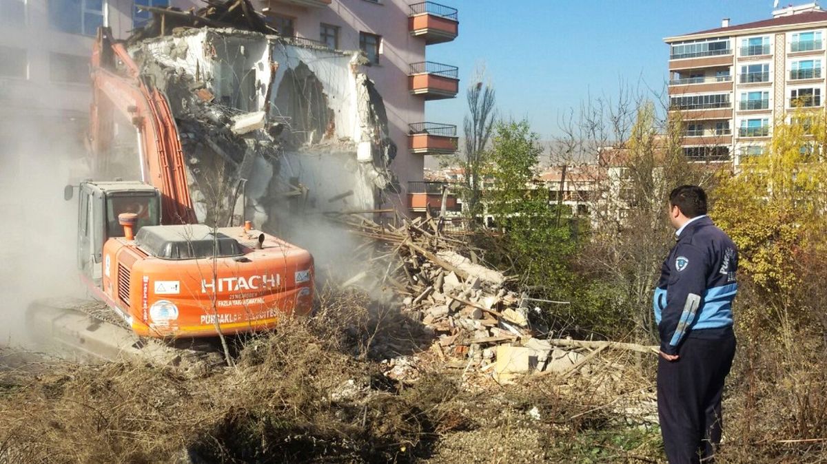 Pursaklar\'da Metruk Yapılar Yıkıldı