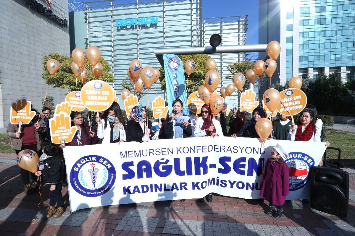 Sağlık-Sen, Kadına Şiddeti Balon Uçurarak Protesto Etti