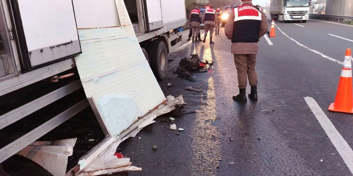 Sakarya\'da Kamyon Tıra Arkadan Çarptı: 2 Ölü