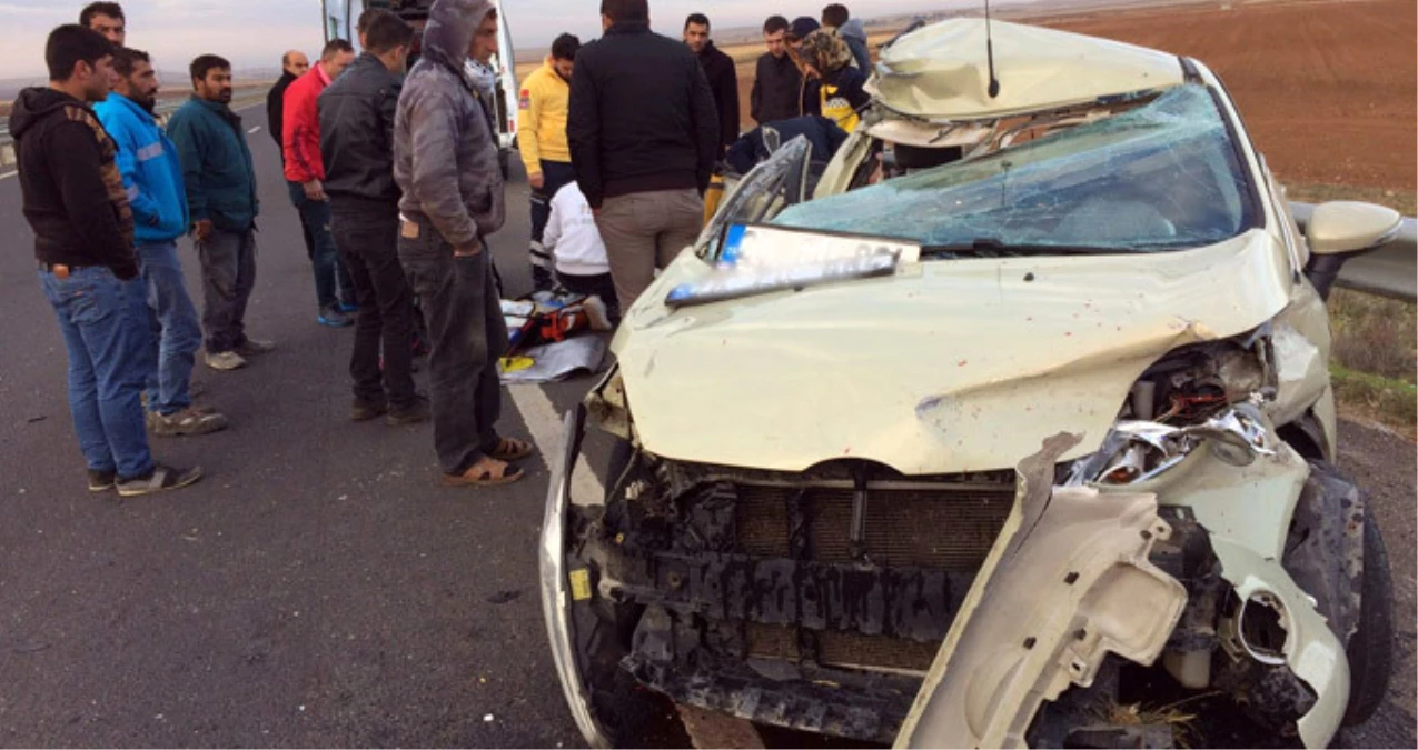 Şanlıurfa\'da Askerlerin Otomobili Bariyerlere Çarptı: 1 Şehit, 5 Yaralı