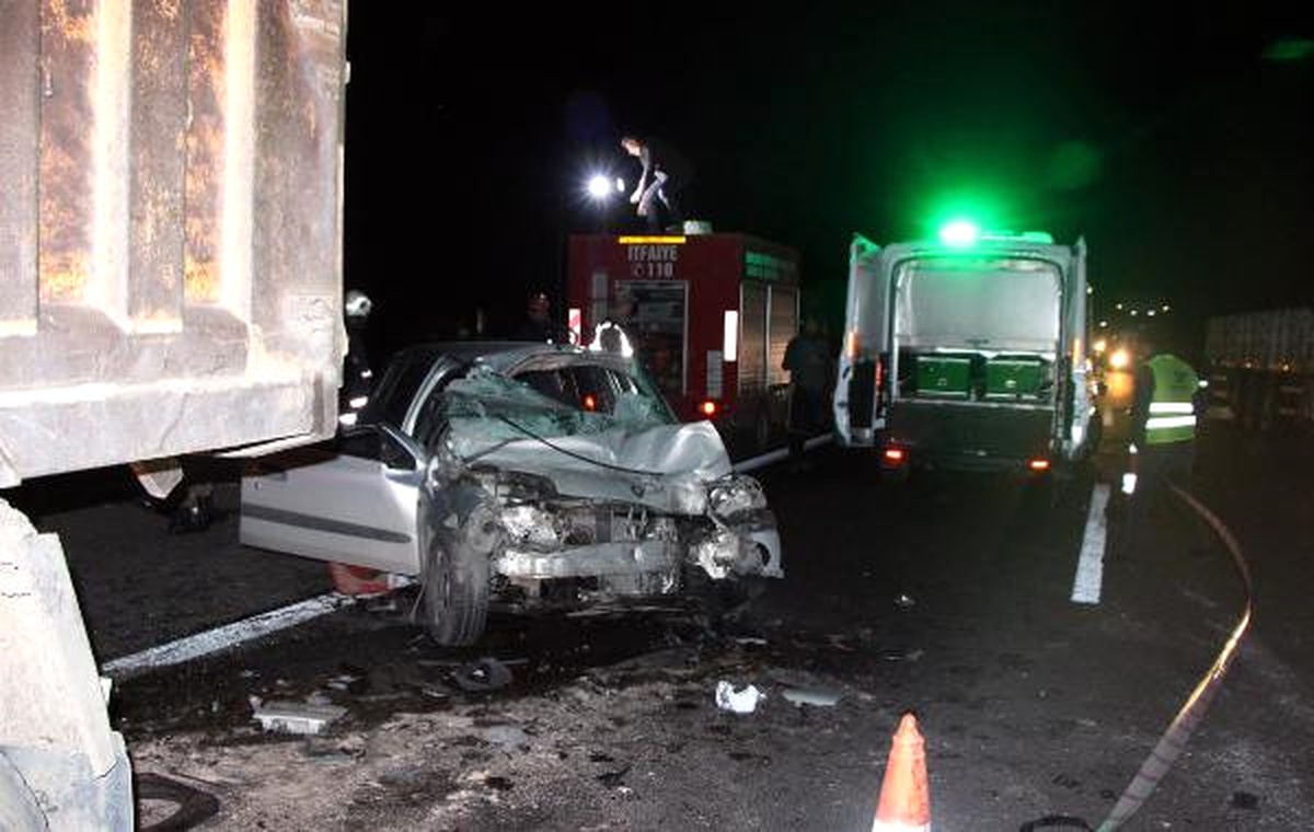 Şanlıurfa\'da Otomobil, Kamyona Çarptı: 2 Ölü