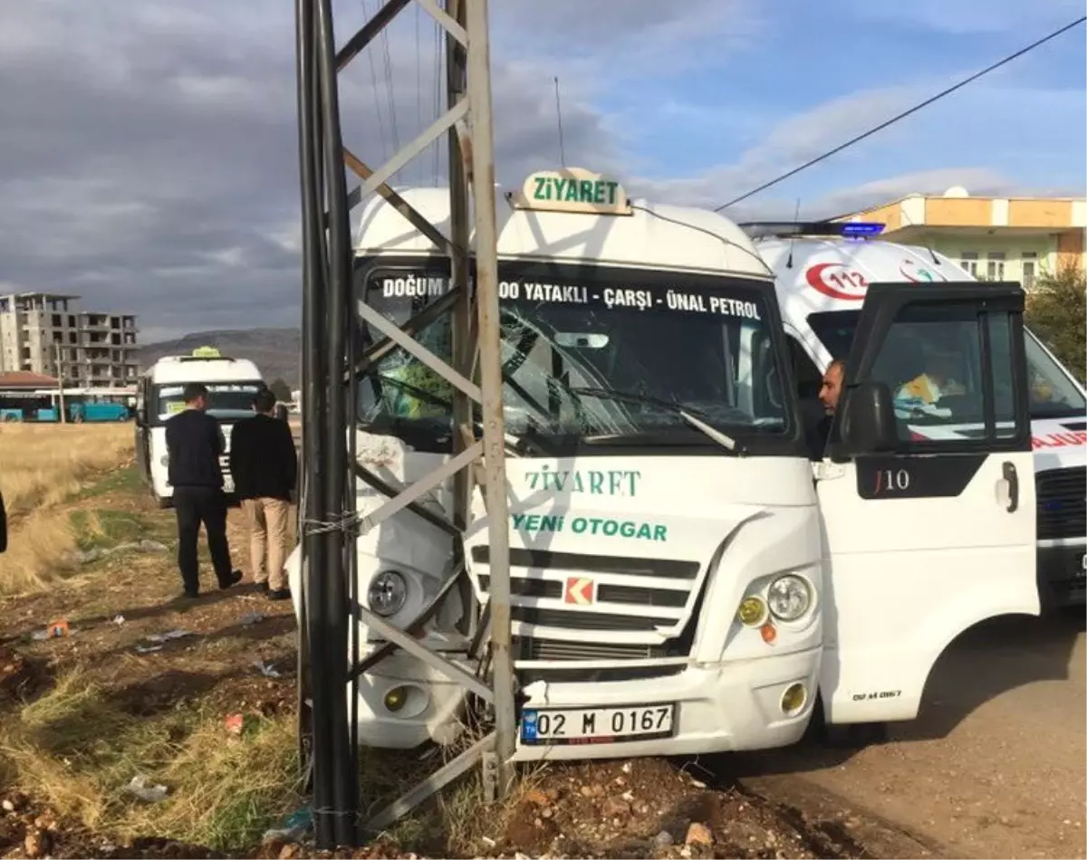 Şehir İçi Minibüs Elektrik Direğine Çarptı