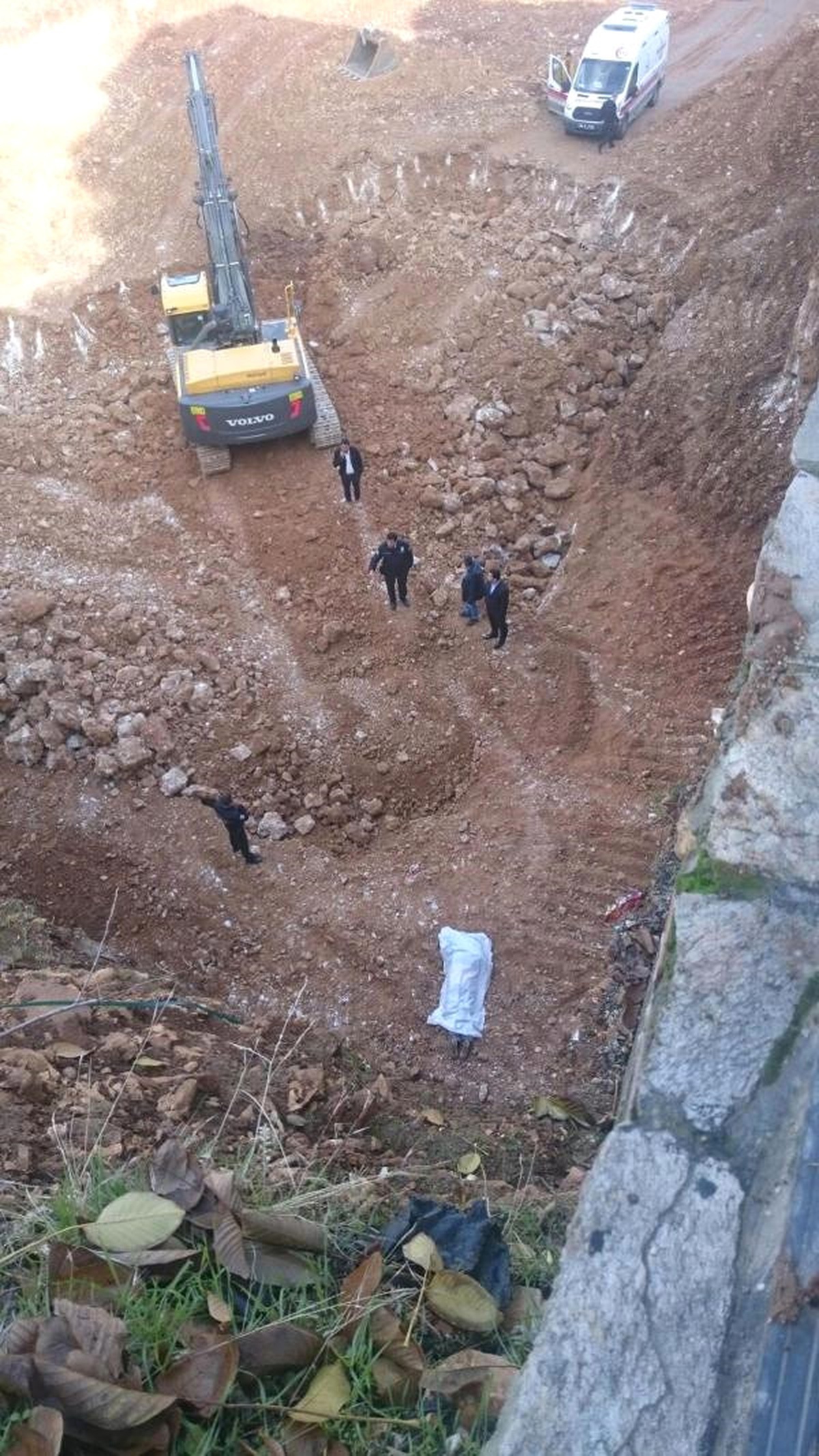Temel Kazı Alanına Atlayarak İntihar Etti
