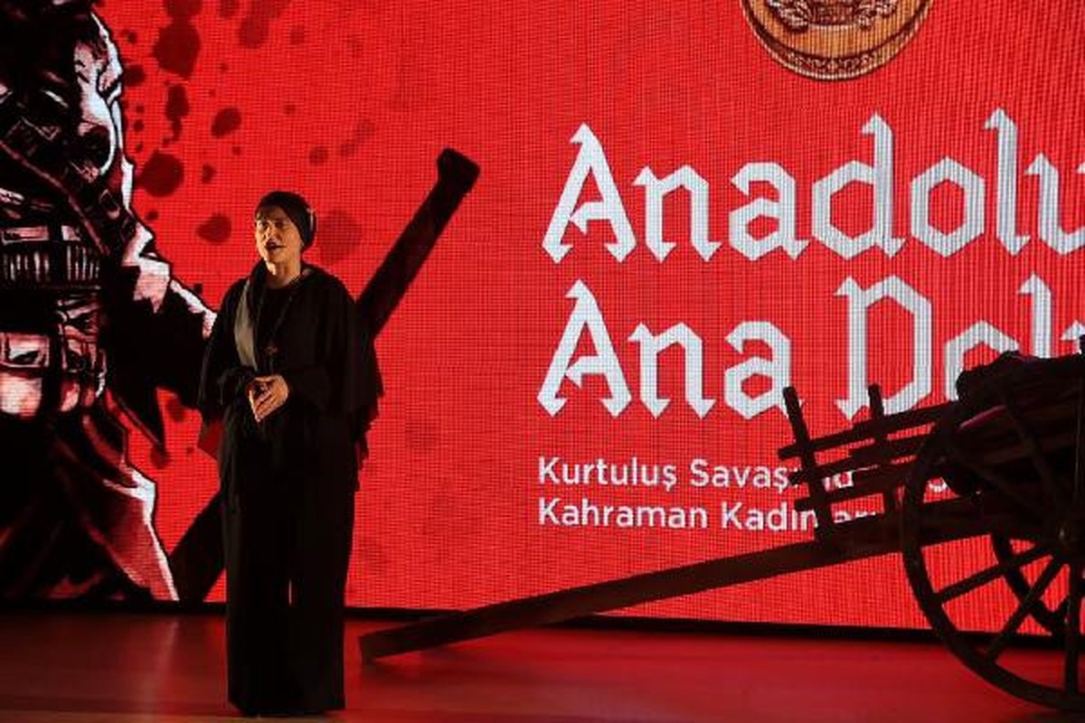 Ümraniye Belediyesi\'nden Öğretmenlere Tiyatro Sürprizi