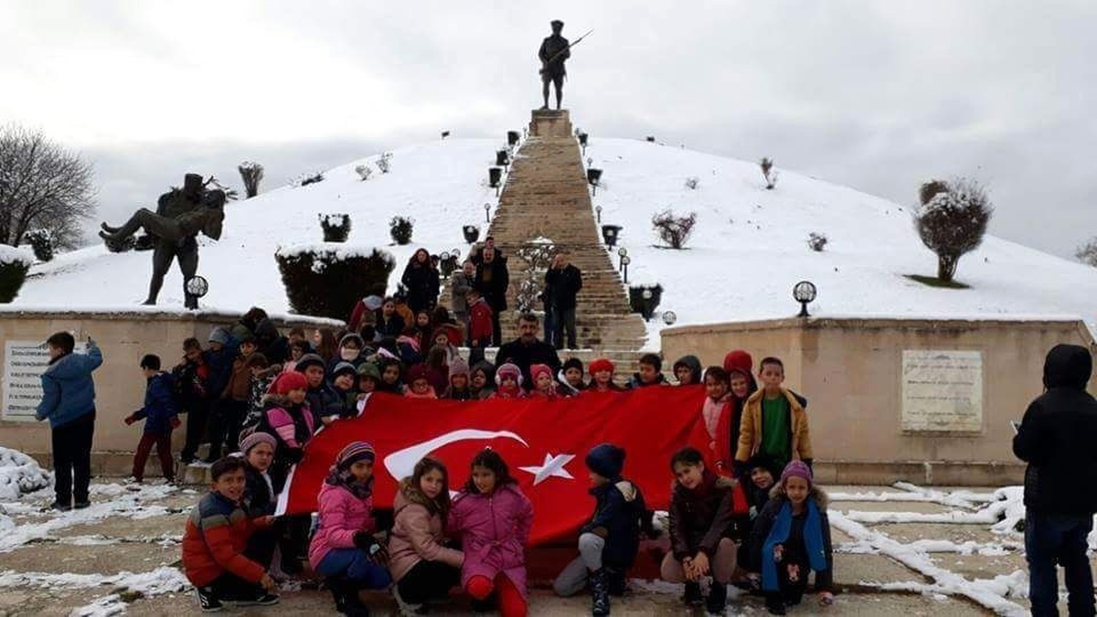 Uşaklı Öğrenciler Dumlupınar Şehitliği\'ni Ziyaret Etti