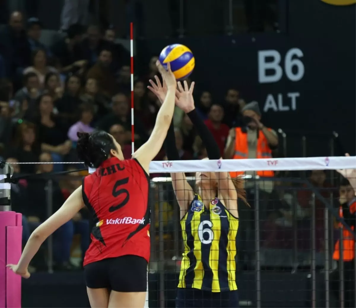 Vakıfbank, Fenerbahçe\'yi 3-1 Mağlup Etti