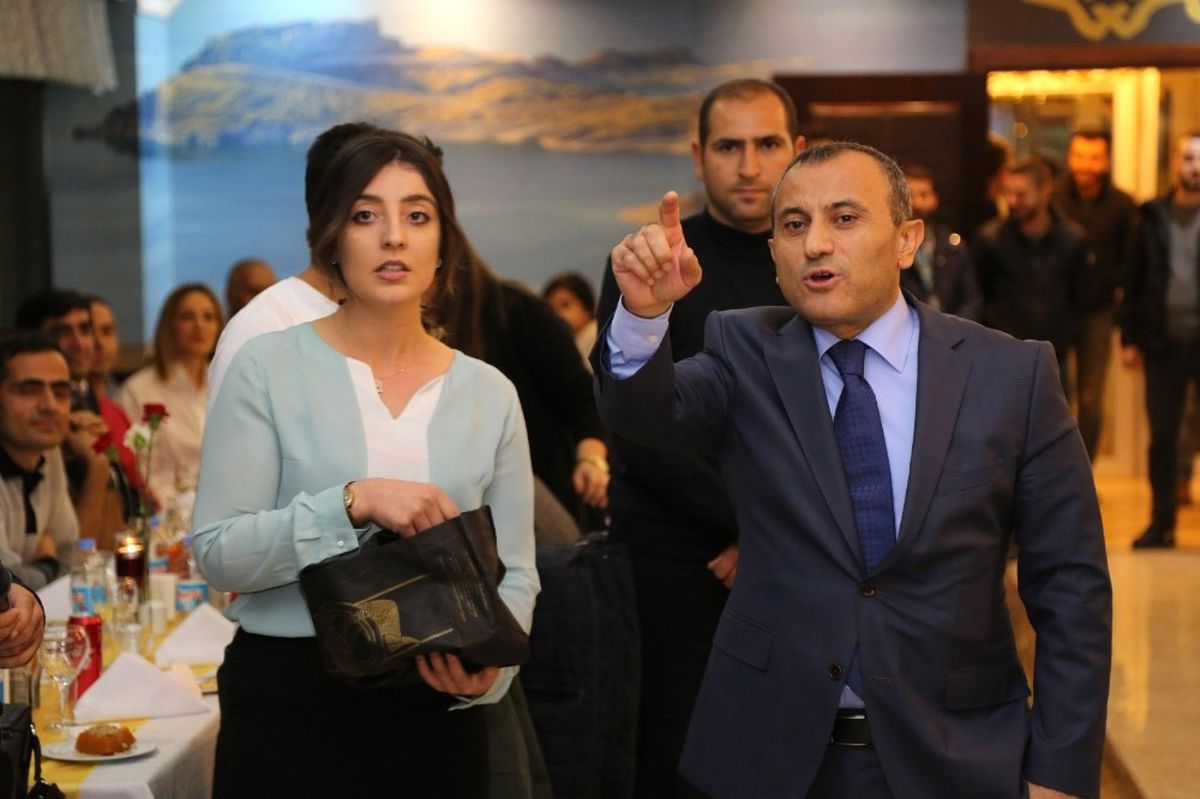 Vali Sonel\'den "Öğretmenlere Paris" Jesti