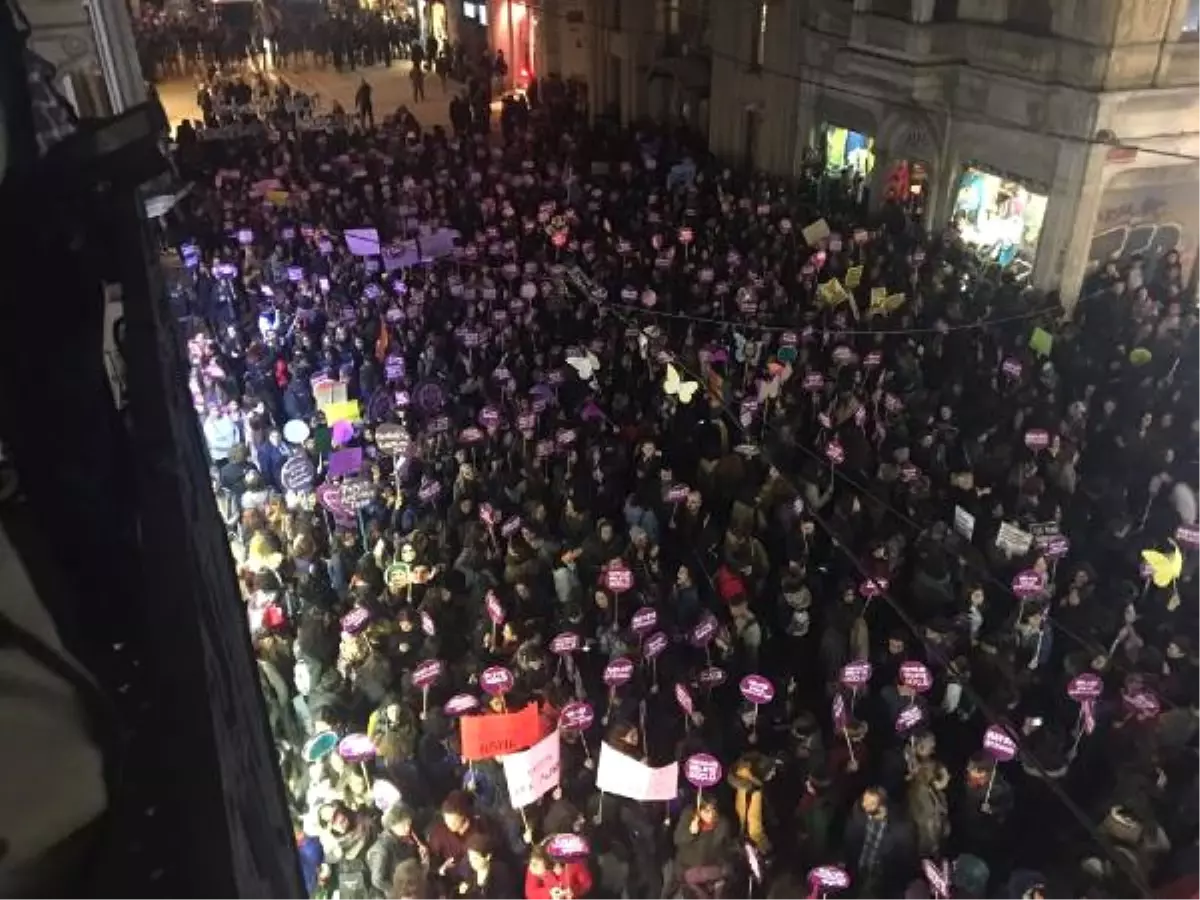 Yüzlerce Kadın, İstiklal Caddesi\'nde Kadına Şiddeti Protesto Ediyor (1)