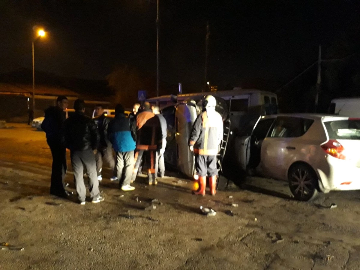 Ankara\'da İki Otomobil Kafa Kafaya Çarpıştı: 4 Yaralı