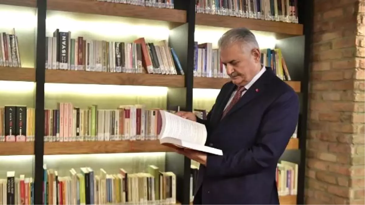 Başbakan Yıldırım\'dan Kütüphane Ziyareti