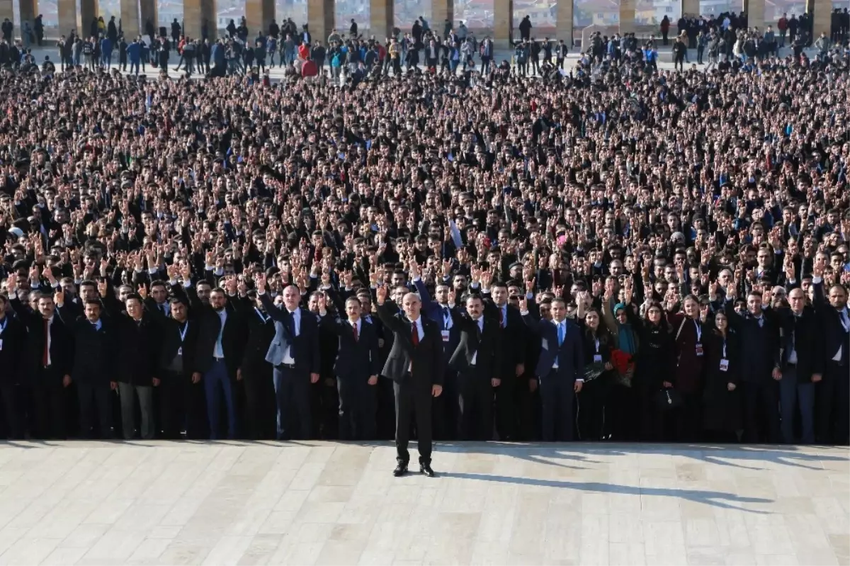 Binlerce Ülkücü Alparslan Türkeş\'in Mezarından Anıtkabir\'e Yürüdü