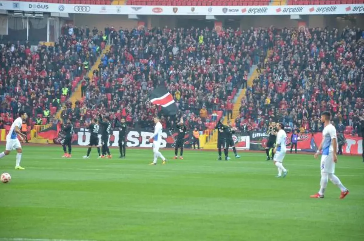 Eskişehirsporlu Futbolculardan 1 Dakikalık Protesto