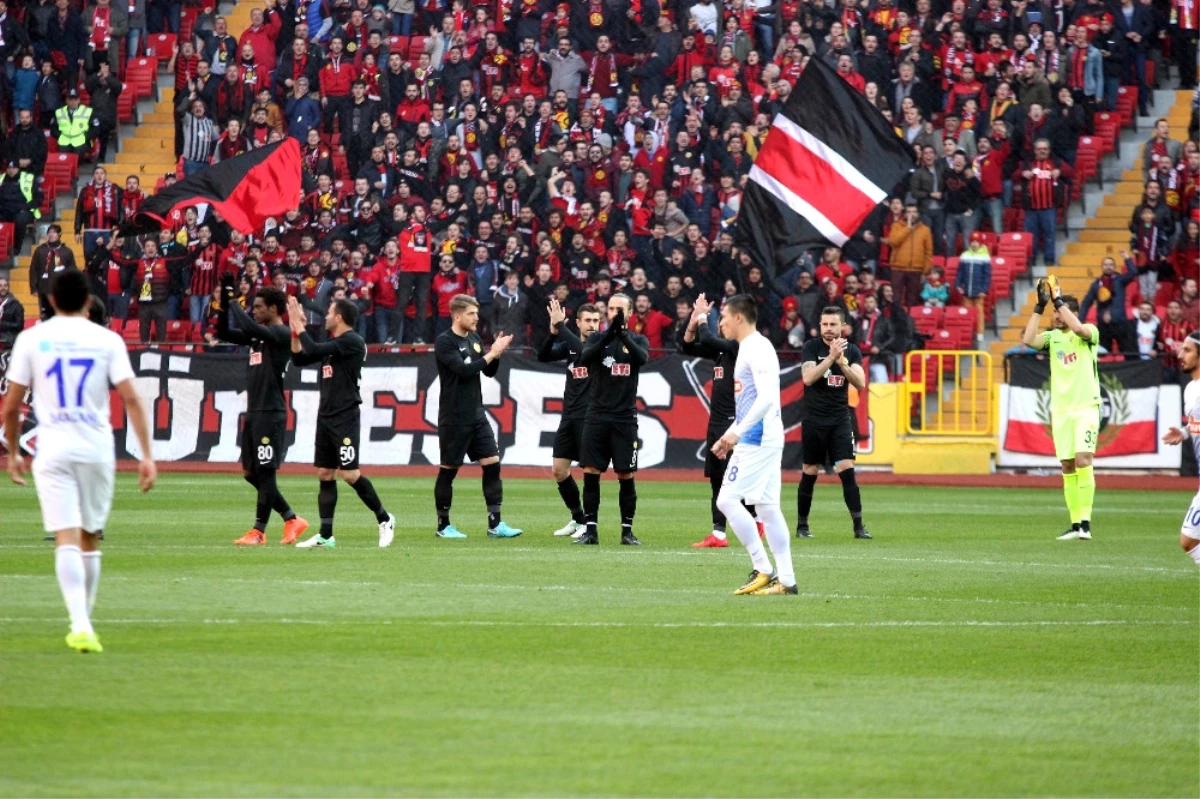 Eskişehirsporlu Futbolculardan Tarihi Protesto