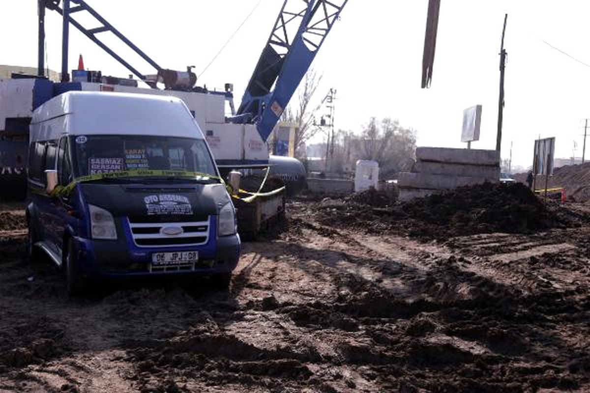 İş Makinesine Çarpan Minibüsün Sürücüsü Kalp Krizi Geçirip Öldü