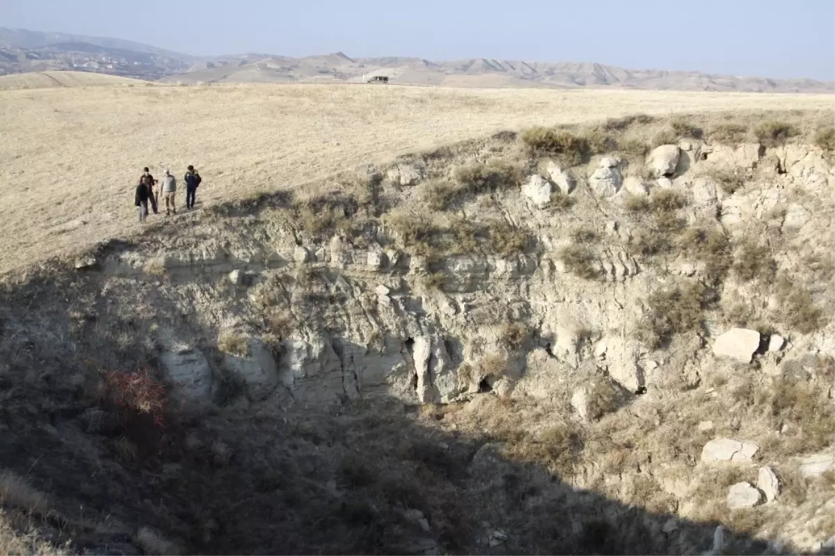 Köyde Oluşan Obruklar Vatandaşları Korkutuyor