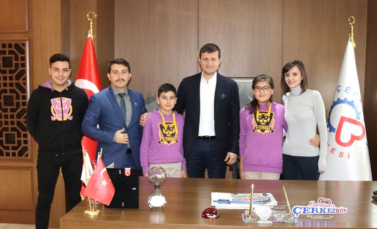 Öğrenciler Projelerini Başkan Akay\'a Tanıttı