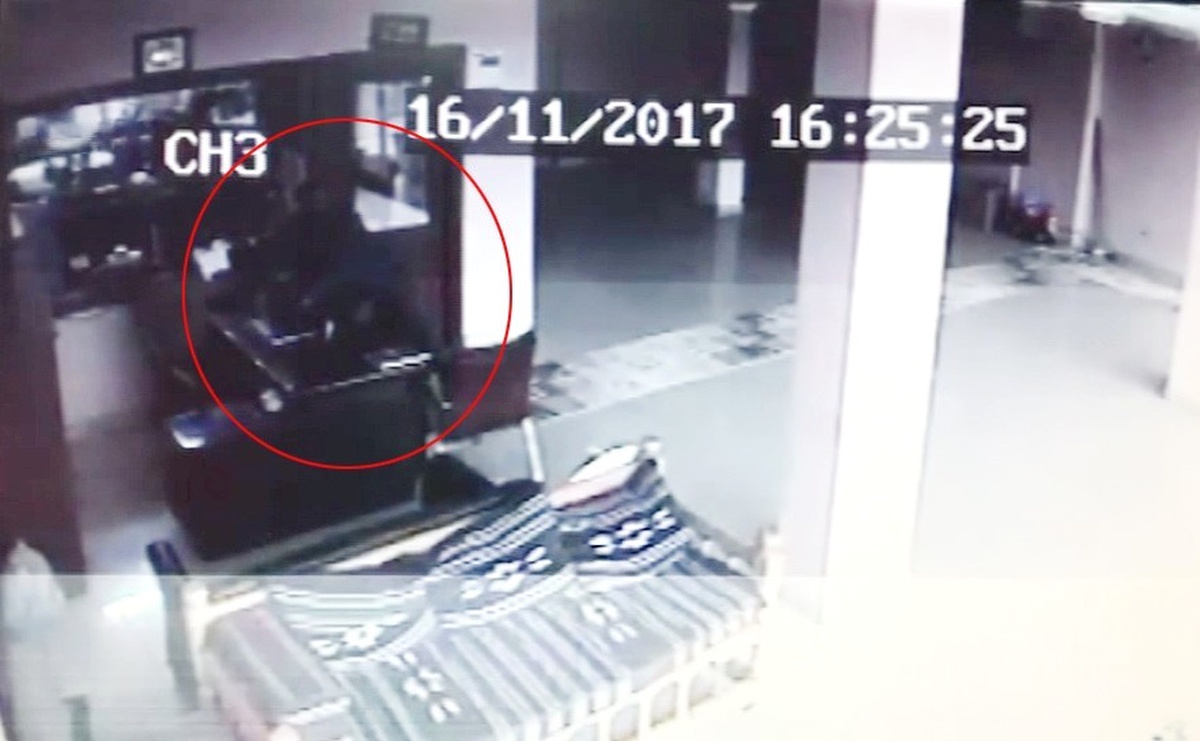 Dizüstü Bilgisayarı Montunun İçine Koyup Çaldı