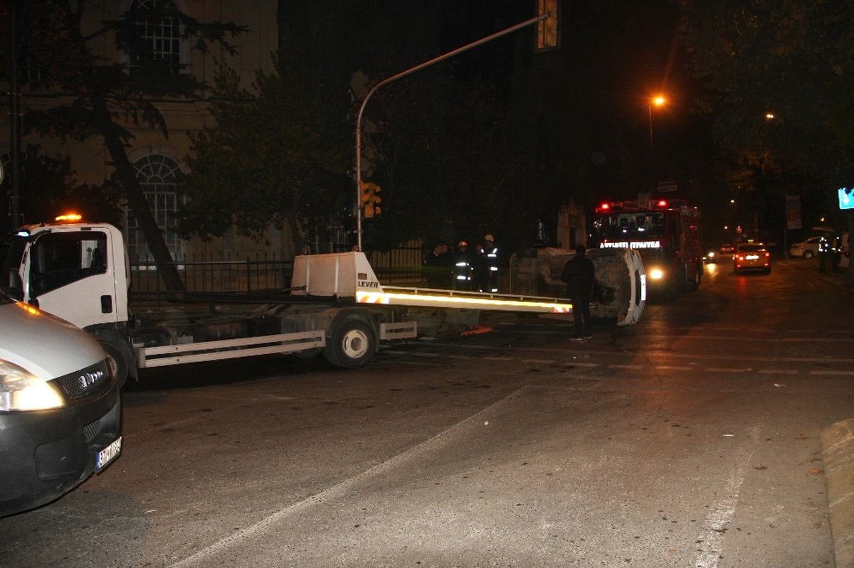 Üsküdar\'da Kavşakta İki Otomobil Çarpıştı: 1 Yaralı