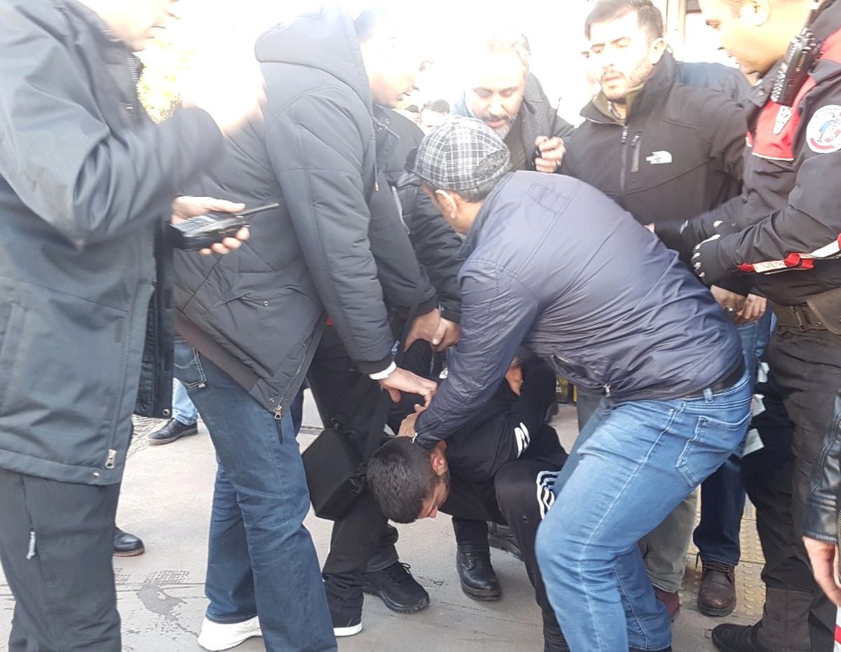 Uyuşturucu Krizi Geçiren Genç, Polisi Görünce Kaçmaya Çalıştı