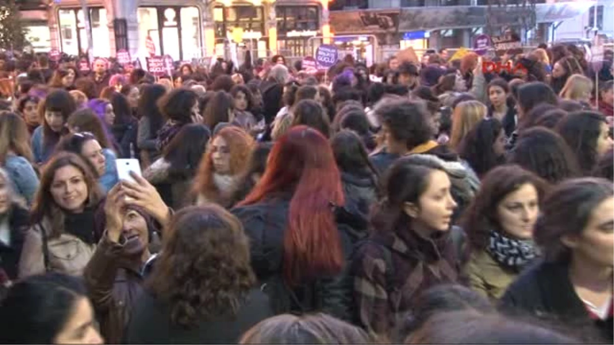 Yüzlerce Kadın, İstiklal Caddesi\'nde Kadına Şiddeti Protesto Ediyor