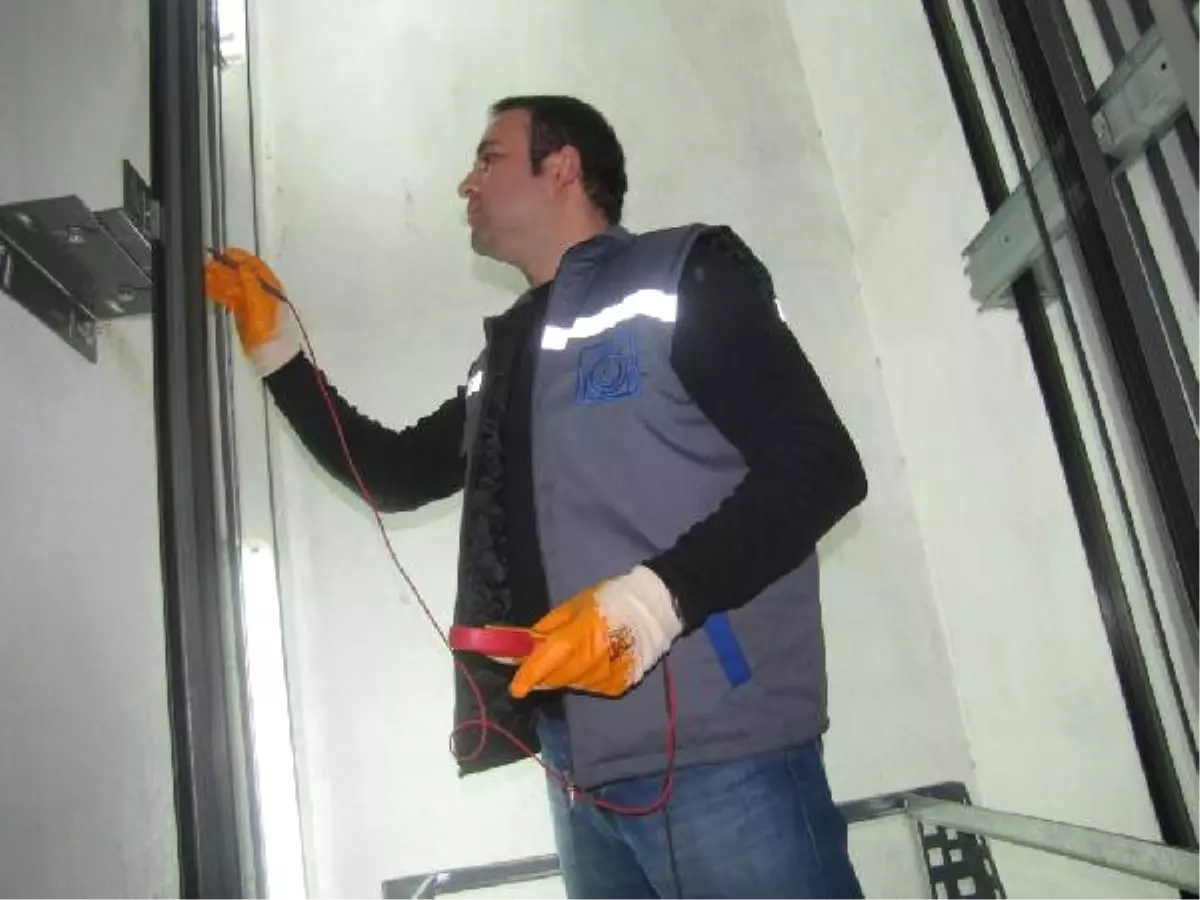 9 İlçede Asansörlerin Yüzde 80\'i \'Kullanılamaz ve Tehlikeli\' Etiketi Taşıyor