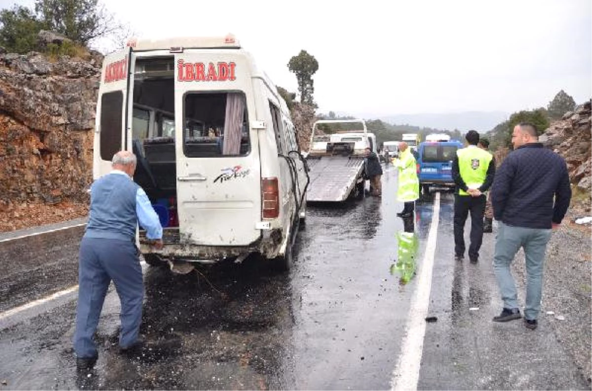 Akseki\'de Minibüs Devrildi: Başhekim ve 4 Kişi Yaralandı