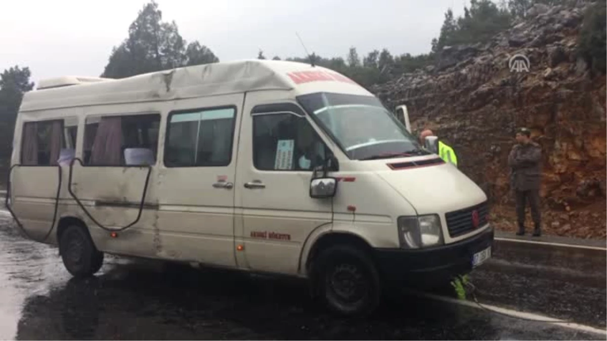 Akseki\'de Yolcu Minibüsü Devrildi: 5 Yaralı