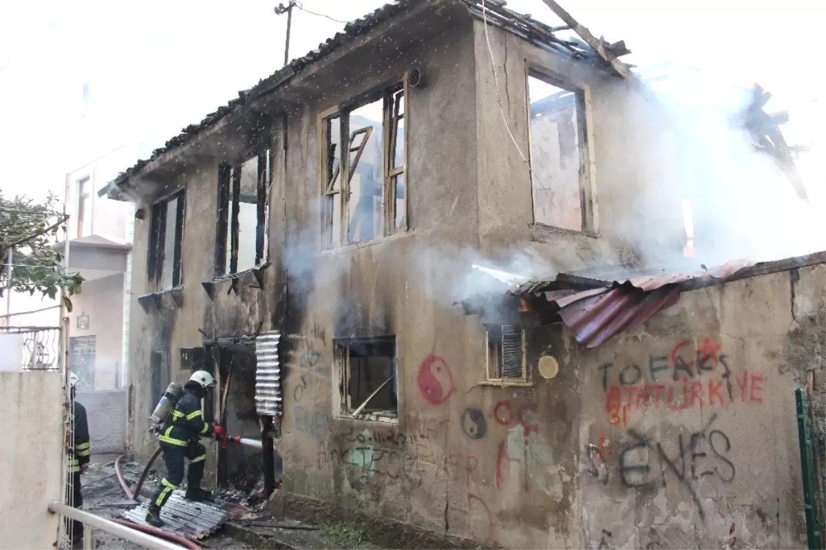 Alev Alev Yanan Evi Balkondan Hortumla Söndürmeye Çalıştılar