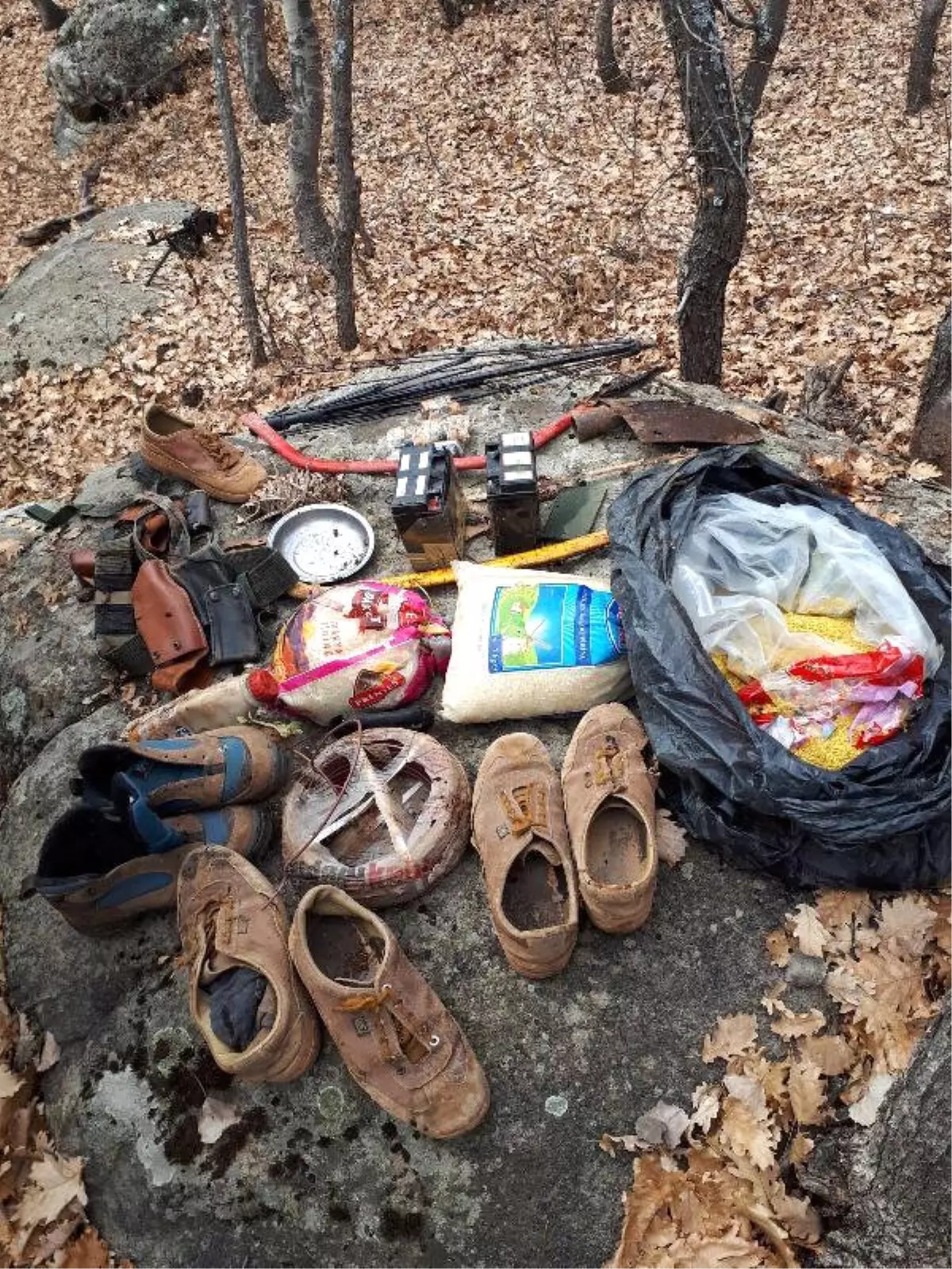 Bingöl\'de Topağa Gömülü Terörist Cesedi ve Patlayıcı Bulundu