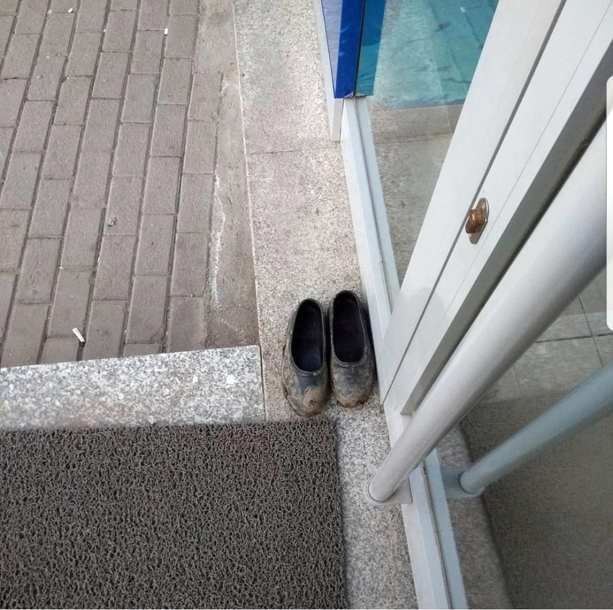Çamurlu Kara Lastiklerini Çıkarıp Bankaya Çoraplarıyla Girdi