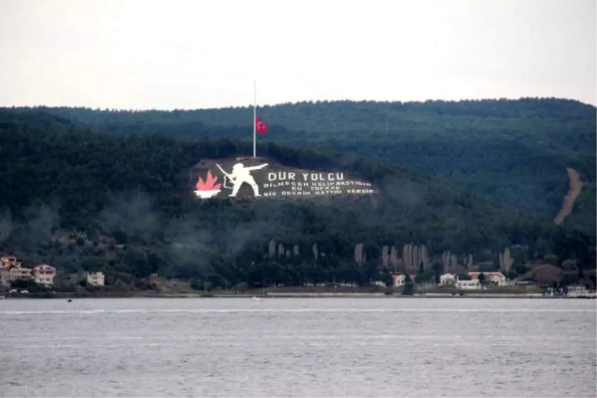 Çanakkale Boğazı\'ndaki Bayraklar, Mısır İçin Yarıya İndirildi