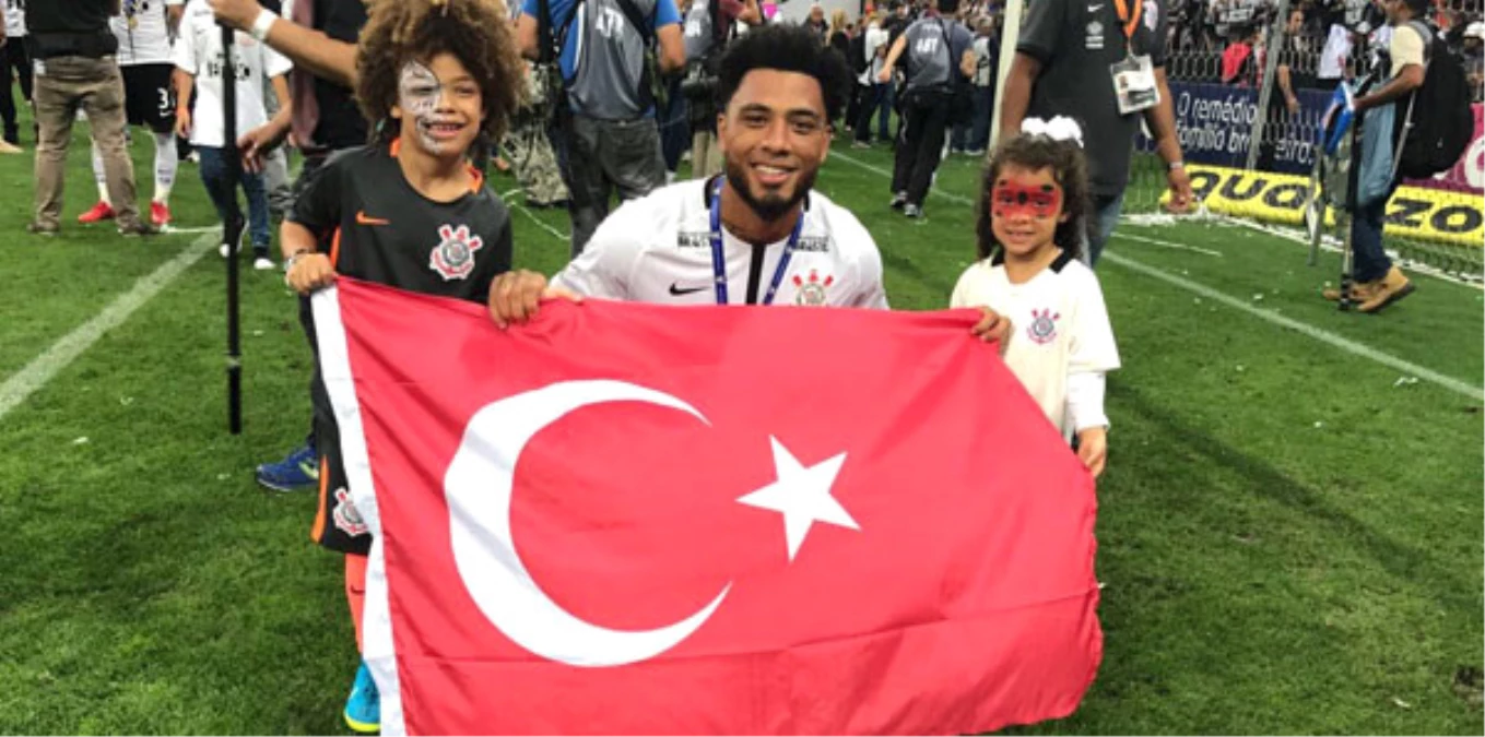 Colin Kazım Şampiyonuluğu Türk Bayrağıyla Kutladı